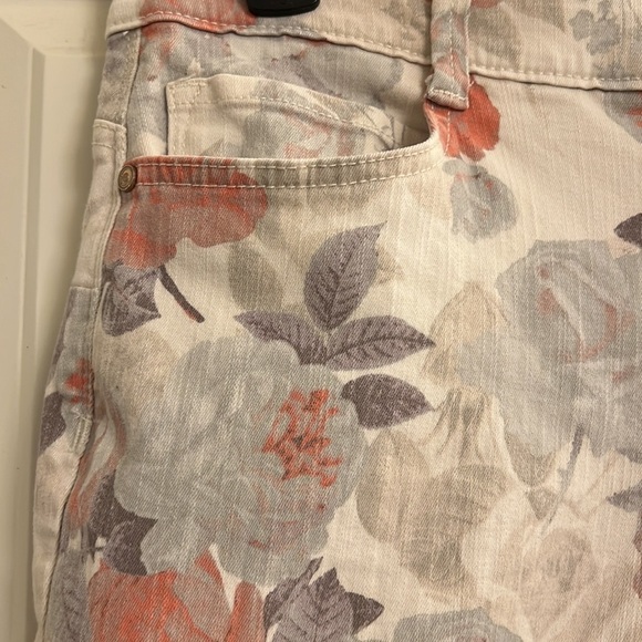 Code Bleu ladies shorts - Picture 2 of 9